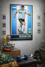 Juan Román Riquelme Iconic Football Artwork – Football at Its Own Tempo